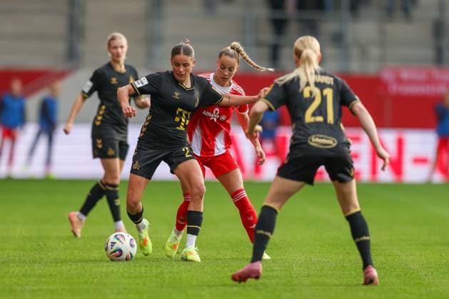 Giulia Gwinn FC Bayern Muenchen, 07 with Laura Feiersinger 1 FC Koeln, 27 , Anna Gerhardt 1 FC Koeln, 21 , GER, FC Bayern Muenchen vs 1 FC Koeln, Football, Google Pixel Frauen Bundesliga, 7 Spieltag, Saison 2025 2026, 19 10 2025, DFL DFB REGULATIONS PROHIBIT ANY USE OF PHOTOGRAPHS as IMAGE SEQUENCES and or QUASI VIDEO, GER, FC Bayern Muenchen vs 1 FC Koeln, Football, Google Pixel Frauen Bundesliga, 7 Spieltag, Saison 2025 2026, 19 10 2025 Muenchen Copyright: xEibner-Pressefoto JennixMaulx EP_JML