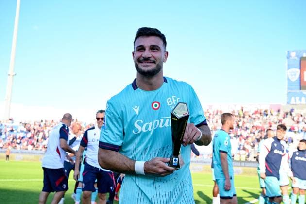 Bologna s Riccardo Orsolini is the Panini Player of the Match at the end of Serie A Enilive soccer match between Cagliari Calcio and Bologna at the Unipol Domus in Cagliari, Sardinia - Sunday, 19 october 2025. - Soccer  Copyright: x Â®xGianlucaxZuddas LaPressex