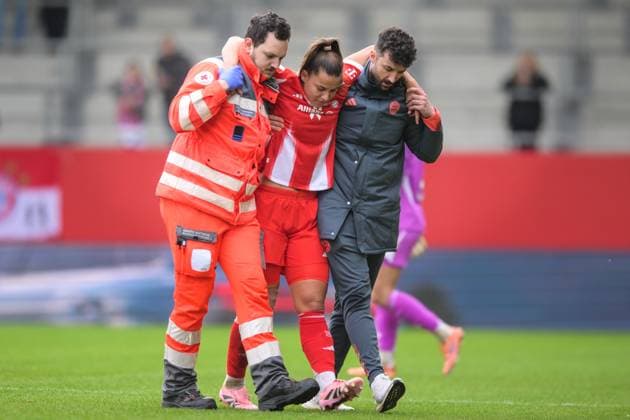 Soccer, Google Pixel Womens Bundesliga, 20251019, FC Bayern Munich 1 FC Cologne In the picture Lena OBERDORF Bayern, 8 knocked off the pitch Munich FC Bayern Campus Bayern Germany Copyright: Passion2Press MarkusxFischerx