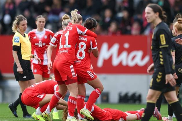 Celebration for the goal to 1 1 by Momoko Tanikawa FC Bayern Muenchen, 18 with Lea Schueller FC Bayern Muenchen, 11 , GER, FC Bayern Muenchen vs 1 FC Koeln, Football, Google Pixel Womens Bundesliga, Matchday 7, Season 2025 2026, 19 10 2025, DFL DFB REGULATIONS PROHIBIT ANY USE OF PHOTOGRAPHS as IMAGE SEQUENCES and or QUASI VIDEO, GER, FC Bayern Muenchen vs 1 FC Koeln, Football, Google Pixel Frauen Bundesliga, 7 Spieltag, Saison 2025 2026, 19 10 2025 Muenchen Copyright: xEibner-Pressefoto JennixMaulx EP_JML