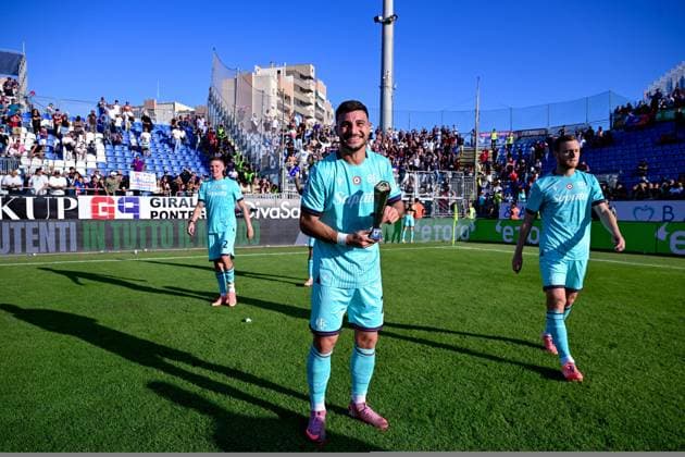 Bologna s Riccardo Orsolini is the Panini Player of the Match at the end of Serie A Enilive soccer match between Cagliari Calcio and Bologna at the Unipol Domus in Cagliari, Sardinia - Sunday, 19 october 2025. - Soccer  Copyright: x Â®xGianlucaxZuddas LaPressex