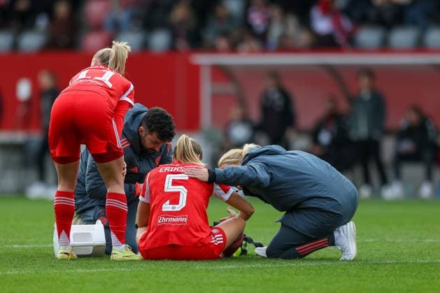 Magdalena Eriksson FC Bayern Muenchen, 05 is treated, GER, FC Bayern Muenchen vs 1 FC Koeln, Soccer, Google Pixel Womens Bundesliga, 7 Matchday, Season 2025 2026, 19 10 2025, DFL DFB REGULATIONS PROHIBIT ANY USE OF PHOTOGRAPHS as IMAGE SEQUENCES and or QUASI VIDEO, GER, FC Bayern Muenchen vs 1 FC Koeln, Football, Google Pixel Frauen Bundesliga, 7 Spieltag, Saison 2025 2026, 19 10 2025 Muenchen Copyright: xEibner-Pressefoto JennixMaulx EP_JML