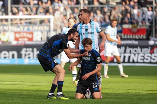Rasim Bulic 6 MSV Duisburg , left, cheers on Simon Symalla 23 MSV Duisburg, with Florian Niederlechner 7 TSV 1860 Muenchen , TSV 1860 Muenchen vs MSV Duisburg, DFL, Dritte Liga, Saison 2025 2026, Stadion an der Gruenwalder Strasse, Hinrunde, 11 Spieltag, 19 10 2025 DFB regulations prohibit any use of photographs as image sequences and or quasi video Muenchen Bayern Deutschland Copyright: xkolbert-press MartinxAgüerax