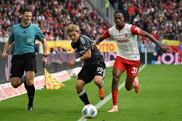 19 10 2025, xjhx, Soccer 1 Bundesliga, SC Freiburg Eintracht Frankfurt v l Ritsu Doan Eintracht Frankfurt Jordy Makengo SC Freiburg Zweikampf, Aktion, action, battle for the ball DFL DFB REGULATIONS PROHIBIT ANY USE OF PHOTOGRAPHS as IMAGE SEQUENCES and or QUASI VIDEO Freiburg