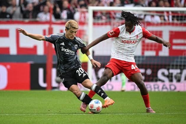 19 10 2025, xjhx, Soccer 1 Bundesliga, SC Freiburg Eintracht Frankfurt v l Ritsu Doan Eintracht Frankfurt Johan Manzambi SC Freiburg Zweikampf, Aktion, action, battle for the ball DFL DFB REGULATIONS PROHIBIT ANY USE OF PHOTOGRAPHS as IMAGE SEQUENCES and or QUASI VIDEO Freiburg