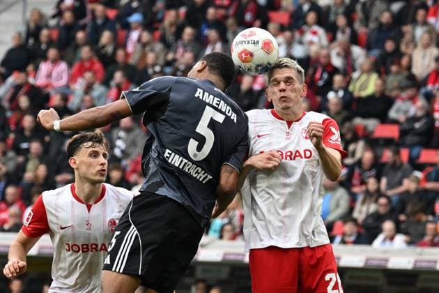 19 10 2025, xjhx, Soccer 1 Bundesliga, SC Freiburg Eintracht Frankfurt v l Aurele Amenda Eintracht Frankfurt Matthias Ginter SC Freiburg Zweikampf, Aktion, action, battle for the ball DFL DFB REGULATIONS PROHIBIT ANY USE OF PHOTOGRAPHS as IMAGE SEQUENCES and or QUASI VIDEO Freiburg
