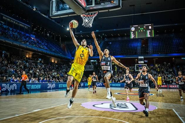 Basketball Berlin 19 10 2025 Season 2025 2026 BBL Cup Round of 16 Alba Berlin ratiopharm ulm Malte Delow Alba Berlin, No 06 Nelson Weidemann Ulm, No 00
