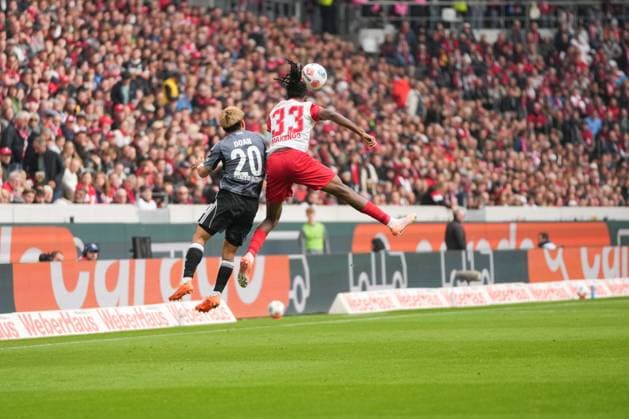 1 Bundesliga SC Freiburg vs Eintracht Frankfurt, 19 10 2025 header duel between Ritsu D an Eintracht Frankfurt, 20 and Jordy Makengo SC Freiburg, 33 1 Bundesliga SC Freiburg vs Eintracht Frankfurt, Europa Park Stadion, 19 10 2025 DFB DFL REGULATIONS PROHIBIT ANY USE OF PHOTOGRAPHS AS IMAGE SEQUENCES AND OR QUASI VIDEO Copyright: xBEAUTIFULxSPORTS Boscox
