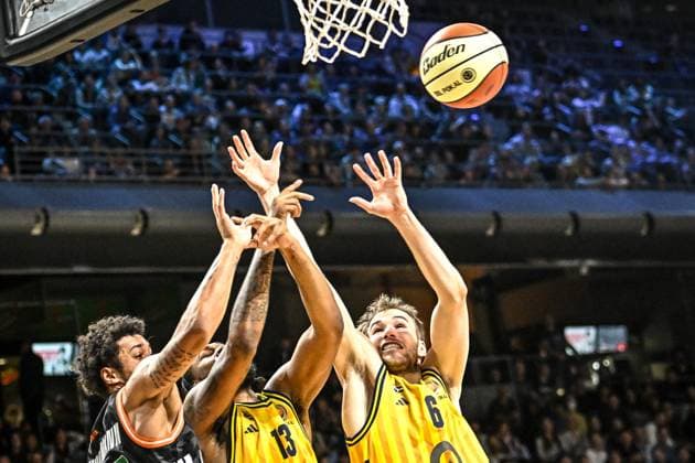 19 10 2025, xlakx, Basketball easyCredit BBL Pokal Round of 16, Alba Berlin Ratiopharm Ulm v l Len Schoormann Ratiophram Ulm , J Wan Roberts Alba Berlin , Malte Delow Alba Berlin duel, duel, fight, tackle Berlin Daniel Lakomski
