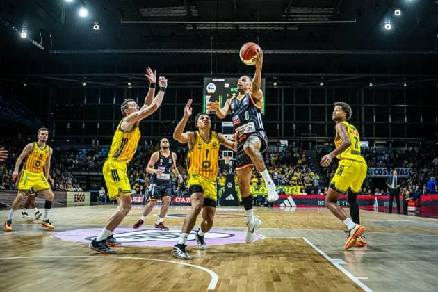 Basketball Berlin 19 10 2025 Season 2025 2026 BBL Cup Round of 16 Alba Berlin ratiopharm ulm Nelson Weidemann Ulm, No 00 Jack Kayil Alba Berlin, No 07