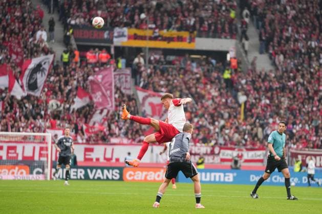 1 Bundesliga SC Freiburg vs Eintracht Frankfurt, 19 10 2025 header duel between Philipp Lienhart SC Freiburg, 3 and Jonathan Burkardt Eintracht Frankfurt, 9 1 Bundesliga SC Freiburg vs Eintracht Frankfurt, Europa Park Stadion, 19 10 2025 DFB DFL REGULATIONS PROHIBIT ANY USE OF PHOTOGRAPHS AS IMAGE SEQUENCES AND OR QUASI VIDEO Copyright: xBEAUTIFULxSPORTS Boscox