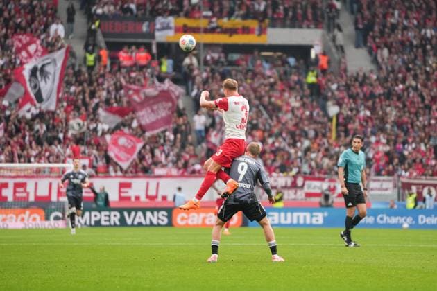 1 Bundesliga SC Freiburg vs Eintracht Frankfurt, 19 10 2025 header duel between Philipp Lienhart SC Freiburg, 3 and Jonathan Burkardt Eintracht Frankfurt, 9 1 Bundesliga SC Freiburg vs Eintracht Frankfurt, Europa Park Stadion, 19 10 2025 DFB DFL REGULATIONS PROHIBIT ANY USE OF PHOTOGRAPHS AS IMAGE SEQUENCES AND OR QUASI VIDEO Copyright: xBEAUTIFULxSPORTS Boscox
