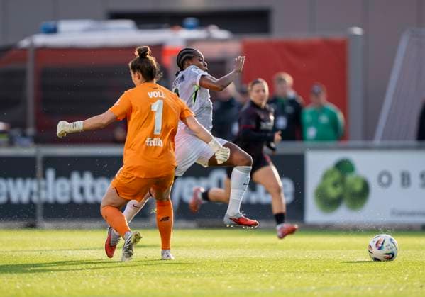 Charlotte Voll Bayer 04 Leverkusen, 1 with a foul on Lineth Beerensteyn VfL Wolfsburg, 9 19 10 2025, Bayer Leverkusen VfL Wolfsburg, Football, Matchday 7, Google Pixel Frauen Bundesliga, GER, Leverkusen, Ulrich Haberland Stadion DFL regulations prohibit any use of photographs as image sequences and or quasi video Copyright: HMBxMedia xMarcoxBader