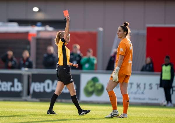 Charlotte Voll Bayer 04 Leverkusen, 1 sees red card from Davina Lutz referee 19 10 2025, Bayer Leverkusen VfL Wolfsburg, Soccer, 7 Matchday, Google Pixel Womens Bundesliga, GER, Leverkusen, Ulrich Haberland Stadion DFL regulations prohibit any use of photographs as image sequences and or quasi video Copyright: HMBxMedia xMarcoxBader