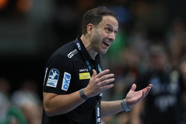 19 10 2025, xtgx, Handball, Daikin HBL, SC DHfK Leipzig SC Magdeburg v l Raul Alonso Leipzig, coach gives instructions, gestures with arms, gesticulates, gives instructions Leipzig