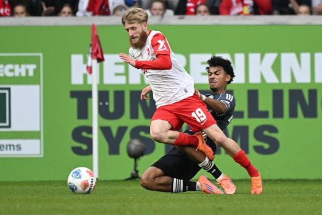 19 10 2025, xjhx, Soccer 1 Bundesliga, SC Freiburg Eintracht Frankfurt v l Niklas Beste SC Freiburg Nathaniel Brown Eintracht Frankfurt Zweikampf, Aktion, action, battle for the ball DFL DFB REGULATIONS PROHIBIT ANY USE OF PHOTOGRAPHS as IMAGE SEQUENCES and or QUASI VIDEO Freiburg