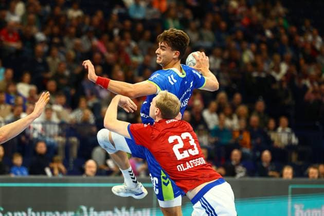 Handball I Men I Season 2025 2026 I Bundesliga I 9 Matchday I HSV Hamburg VFL Gummersbach I 19 10 2025 Julian Köster 7, VFL Gummersbach Einar Thorsteinn Olafsson 23, HSV Hamburg Hamburg Barclaycard Arena Hamburg Germany Copyright: xLobeca RalfxHomburgx
