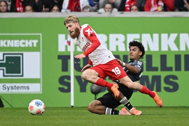 19 10 2025, xjhx, Soccer 1 Bundesliga, SC Freiburg Eintracht Frankfurt v l Niklas Beste SC Freiburg Nathaniel Brown Eintracht Frankfurt Zweikampf, Aktion, action, battle for the ball DFL DFB REGULATIONS PROHIBIT ANY USE OF PHOTOGRAPHS as IMAGE SEQUENCES and or QUASI VIDEO Freiburg