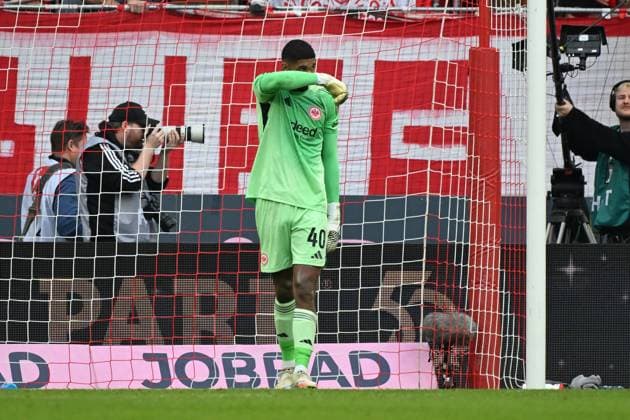 19 10 2025, xjhx, Soccer 1 Bundesliga, SC Freiburg Eintracht Frankfurt v l Kaua Santos Eintracht Frankfurt Disappointed, sad, frustrated after the goal to 2 2 DFL DFB REGULATIONS PROHIBIT ANY USE OF PHOTOGRAPHS as IMAGE SEQUENCES and or QUASI VIDEO Freiburg