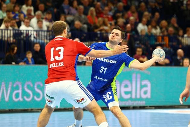 Handball I Men I Season 2025 2026 I Bundesliga I 9 Matchday I HSV Hamburg VFL Gummersbach I 19 10 2025 Niklas Weller 13, HSV Hamburg Kay Smits 31, VFL Gummersbach Hamburg Barclaycard Arena Hamburg Germany Copyright: xLobeca RalfxHomburgx