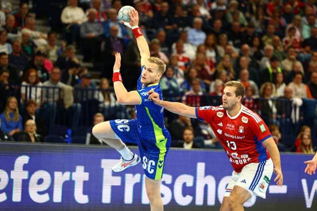 Handball I Men I Season 2025 2026 I Bundesliga I 9 Matchday I HSV Hamburg VFL Gummersbach I 19 10 2025 Ellidi Vidarsson 4, VFL Gummersbach Niklas Weller 13, HSV Hamburg Hamburg Barclaycard Arena Hamburg Germany Copyright: xLobeca RalfxHomburgx