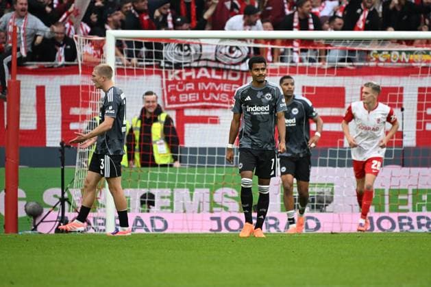 19 10 2025, xjhx, Soccer 1 Bundesliga, SC Freiburg Eintracht Frankfurt v l Rasmus Kristensen Eintracht Frankfurt Ansgar Knauff Eintracht Frankfurt Disappointed, sad, frustrated after the goal for 2 2 DFL DFB REGULATIONS PROHIBIT ANY USE OF PHOTOGRAPHS as IMAGE SEQUENCES and or QUASI VIDEO Freiburg