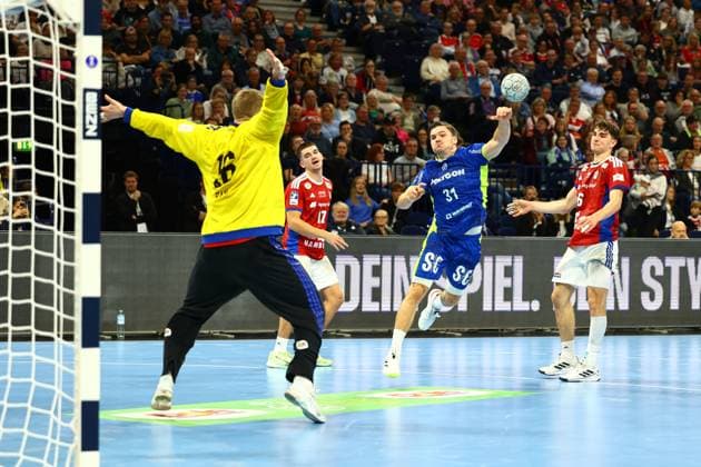 Handball I Men I Season 2025 2026 I Bundesliga I 9 Matchday I HSV Hamburg VFL Gummersbach I 19 10 2025 Robin Haug 16, HSV Hamburg Kay Smits 31, VFL Gummersbach Hamburg Barclaycard Arena Hamburg Germany Copyright: xLobeca RalfxHomburgx