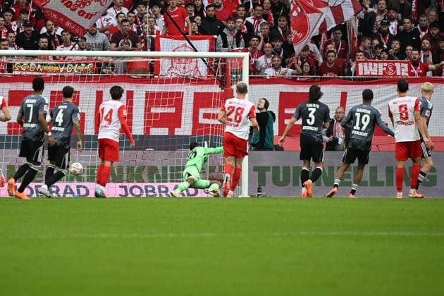 19 10 2025, xjhx, Soccer 1 Bundesliga, SC Freiburg Eintracht Frankfurt v l Kaua Santos Eintracht Frankfurt at the goal to 2 2 DFL DFB REGULATIONS PROHIBIT ANY USE OF PHOTOGRAPHS as IMAGE SEQUENCES and or QUASI VIDEO Freiburg