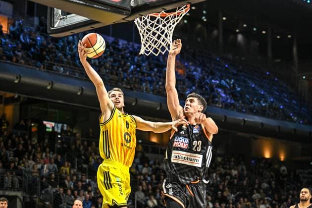 19 10 2025, xlakx, Basketball easyCredit BBL Pokal Round of 16, Alba Berlin Ratiopharm Ulm v l Malte Delow Alba Berlin , Diego Garavaglia Ratiophram Ulm sets up for the basket shot Berlin Daniel Lakomski