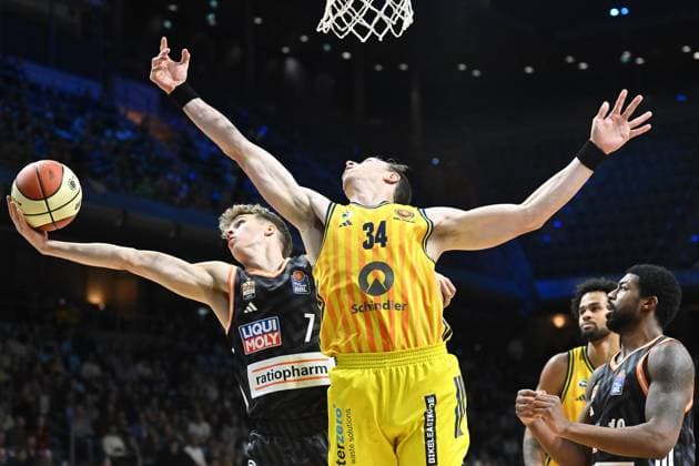 Tobias Jensen Ratiopharm Ulm, 7 and Justin Bean ALBA Berlin, 34 GER, Alba Berlin vs Ratiopharm Ulm, Basketball, BBL Pokal, 2025 2026 season, round of 16, 19 10 2025 GER, Alba Berlin vs Ratiopharm Ulm, Basketball, BBL Pokal, 2025 2026 season, round of 16, 19 10 2025 Berlin Copyright: xEibner-Pressefoto RyanxSleimanx EP_RSN
