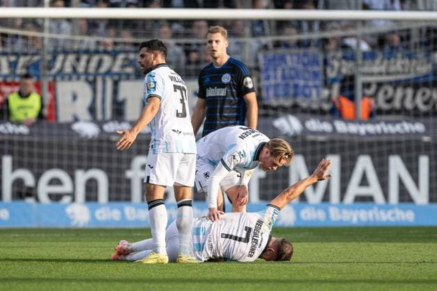 Kevin Volland TSV 1860 Muenchen, 31 complains while Thore Jacobsen TSV 1860 Muenchen, 05 takes care of the injured Florian Niederlechner TSV 1860 Muenchen, 07 GER, TSV 1860 Muenchen vs MSV Duisburg, Soccer, 3 Bundesliga, 11 Matchday, Season 2025 2026, 19 10 2025 DFL DFB REGULATIONS PROHIBIT ANY USE OF PHOTOGRAPHS as IMAGE SEQUENCES and or QUASI VIDEO GER, TSV 1860 Muenchen vs MSV Duisburg, Football, 3 Bundesliga, 11 Matchday, Season 2025 2026, 19 10 2025 Muenchen Copyright: xEibner-Pressefoto HeikexFeinerx EP_HFR