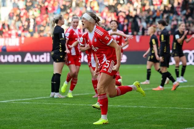 Celebration for the goal to 2 1 by Magdalena Eriksson FC Bayern Muenchen, 05 , GER, FC Bayern Muenchen vs 1 FC Koeln, Fußball, Google Pixel Frauen Bundesliga, 7 Spieltag, Saison 2025 2026, 19 10 2025, DFL DFB REGULATIONS PROHIBIT ANY USE OF PHOTOGRAPHS as IMAGE SEQUENCES and or QUASI VIDEO, GER, FC Bayern Muenchen vs 1 FC Koeln, Football, Google Pixel Frauen Bundesliga, 7 Spieltag, Saison 2025 2026, 19 10 2025 Muenchen Copyright: xEibner-Pressefoto JennixMaulx EP_JML