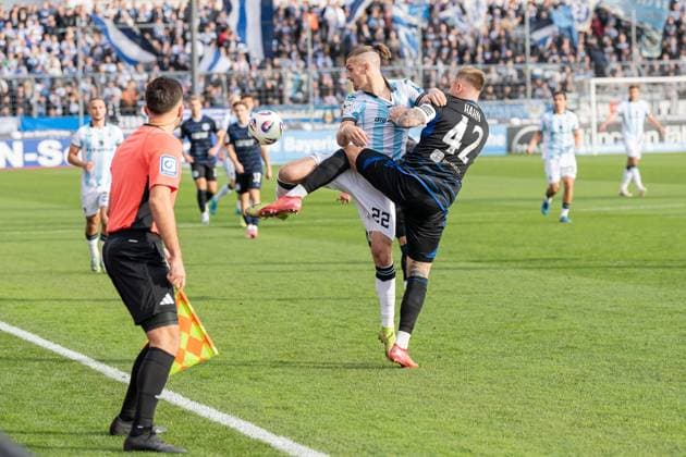 Fight for the ball duel between Sigurd Haugen TSV 1860 Muenchen, 22 and Alexander Hahn MSV Duisburg, 42 GER, TSV 1860 Muenchen vs MSV Duisburg, Football, 3 Bundesliga, Matchday 11, Season 2025 2026, 19 10 2025 DFL DFB REGULATIONS PROHIBIT ANY USE OF PHOTOGRAPHS as IMAGE SEQUENCES and or QUASI VIDEO GER, TSV 1860 Muenchen vs MSV Duisburg, Football, 3 Bundesliga, Matchday 11, Season 2025 2026, 19 10 2025 Muenchen Copyright: xEibner-Pressefoto HeikexFeinerx EP_HFR