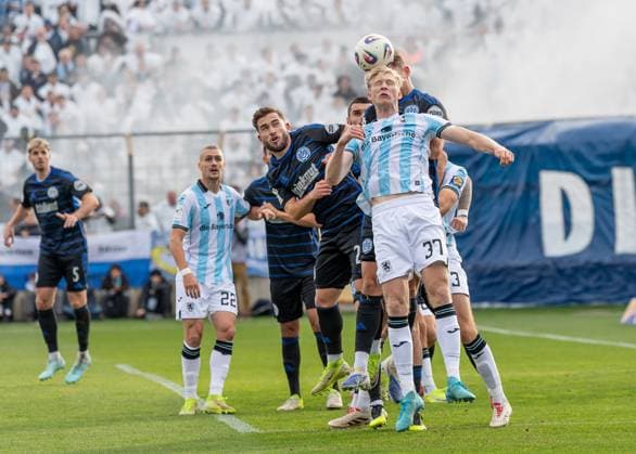 Header duel by Raphael Schifferl TSV 1860 Muenchen, 37 in Duisburg penalty area GER, TSV 1860 Muenchen vs MSV Duisburg, Football, 3 Bundesliga, Matchday 11, Season 2025 2026, 19 10 2025 DFL DFB REGULATIONS PROHIBIT ANY USE OF PHOTOGRAPHS as IMAGE SEQUENCES and or QUASI VIDEO GER, TSV 1860 Muenchen vs MSV Duisburg, Football, 3 Bundesliga, Matchday 11, Season 2025 2026, 19 10 2025 Muenchen Copyright: xEibner-Pressefoto HeikexFeinerx EP_HFR