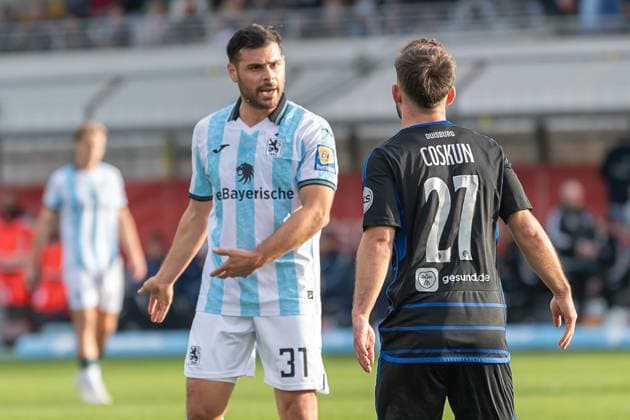 Kevin Volland TSV 1860 Muenchen, 31 discusses with Can Coskun MSV Duisburg, 27 because of a previous yellow card GER, TSV 1860 Muenchen vs MSV Duisburg, Soccer, 3 Bundesliga, Matchday 11, Season 2025 2026, 19 10 2025 DFL DFB REGULATIONS PROHIBIT ANY USE OF PHOTOGRAPHS as IMAGE SEQUENCES and or QUASI VIDEO GER, TSV 1860 Muenchen vs MSV Duisburg, Football, 3 Bundesliga, Matchday 11, Season 2025 2026, 19 10 2025 Muenchen Copyright: xEibner-Pressefoto HeikexFeinerx EP_HFR