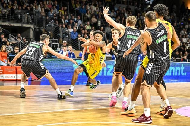 19 10 2025, xlakx, Basketball easyCredit BBL Pokal Round of 16, Alba Berlin Ratiopharm Ulm v l Diego Garavaglia Ratiophram Ulm , Boogie Ellis Alba Berlin , Tobias Jensen Ratiophram Ulm , Christian Sengfelder Ratiophram Ulm , Norris Agbakoko Alba Berlin , Christopher Ledlum Ratiophram Ulm duel, duel, fight, tackle Berlin Daniel Lakomski