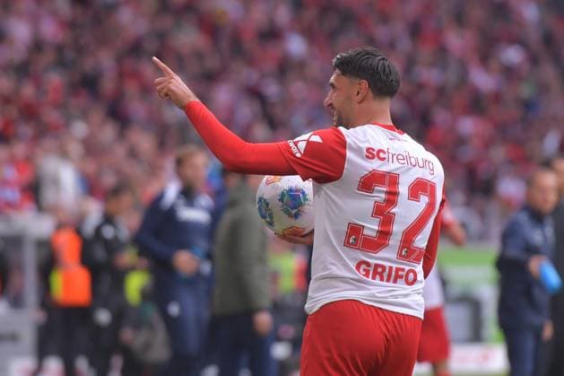 19 10 2025, xblx, Fußball 1 Bundesliga, SC Freiburg Eintracht Frankfurt v l Torjubel nach dem Tor zum celebrating the goal celebrate 2 2 durch Vincenzo Grifo SC Freiburg DFL DFB REGULATIONS PROHIBIT ANY USE OF PHOTOGRAPHS as IMAGE SEQUENCES and or QUASI VIDEO Freiburg