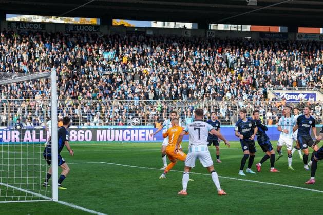 The shot by Sigurd Haugen 22 TSV 1860 Muenchen goes into the goal, Max Braune 1 MSV Duisburg without a chance, TSV 1860 Muenchen vs MSV Duisburg, DFL, Dritte Liga, Saison 2025 2026, Stadion an der Gruenwalder Strasse, Hinrunde, 11 Spieltag, 19 10 2025 DFB regulations prohibit any use of photographs as image sequences and or quasi video Muenchen Bayern Deutschland Copyright: xkolbert-press MartinxAgüerax