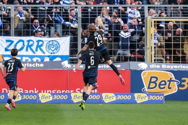 Joshua Bitter 29 MSV Duisburg celebrates after his equalizing goal to 1 1, with Rasim Bulic 6 MSV Duisburg and Simon Symalla 23 MSV Duisburg , TSV 1860 Muenchen vs MSV Duisburg, DFL, Dritte Liga, Saison 2025 2026, Stadion an der Gruenwalder Strasse, Hinrunde, 11 Spieltag, 19 10 2025 DFB regulations prohibit any use of photographs as image sequences and or quasi video Muenchen Bayern Deutschland Copyright: xkolbert-press MartinxAgüerax
