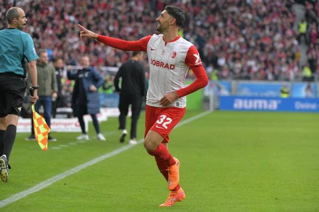 19 10 2025, xblx, Fußball 1 Bundesliga, SC Freiburg Eintracht Frankfurt v l Torjubel nach dem Tor zum celebrating the goal celebrate 2 2 durch Vincenzo Grifo SC Freiburg DFL DFB REGULATIONS PROHIBIT ANY USE OF PHOTOGRAPHS as IMAGE SEQUENCES and or QUASI VIDEO Freiburg