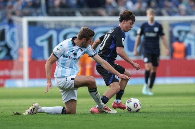 Sports, Football, 3 Liga Season 2025 2026 11 Matchday TSV 1860 Munich MSV Duisburg 19 10 2025, Stadion an der Grünwalder Str Siemen Voet Munich, 3 Simon Symalla MSV Duisburg, 23 Munich City Stadium an der Grünwalder Str Bayern Germany