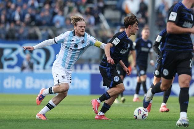 Sports, Football, 3 Liga Season 2025 2026 11 Matchday TSV 1860 Munich MSV Duisburg 19 10 2025, Stadion an der Grünwalder Str Thore Jacobsen Munich, 5 Simon Symalla MSV Duisburg, 23 Munich City Stadium an der Grünwalder Str Bayern Germany