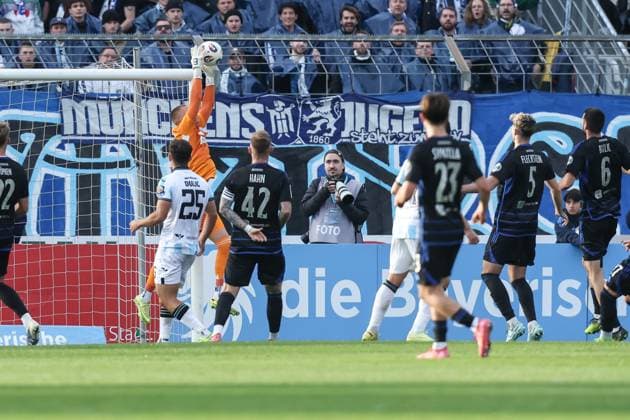 Sports, Football, 3 Liga Season 2025 2026 11 Matchday TSV 1860 Munich MSV Duisburg 19 10 2025, Stadion an der Grünwalder Str Max Braune MSV Duisburg, 1 München Städt Stadion an der Grünwalder Str Bayern Germany