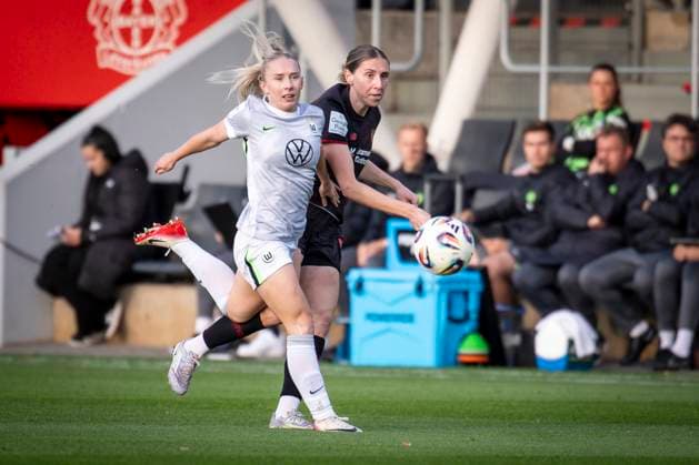 Womens Soccer Bundesliga Bayer 04 Leverkusen VfL Wolgsburg, 19 10 2025 Thea Bjelde VfL Wolfsburg, 2 and Caroline Kehrer Bayer 04 Leverkusen, 9 in a duel Bayer 04 Leverkusen VfL Wolgsburg on matchday 7 of the Google Pixel Womens Bundesliga on 19 10 2025 at Ulrich Haberland Stadium in Leverkusen North Rhine-Westphalia DFL REGULATIONS PROHIBIT ANY USE OF PHOTOGRAPHS AS IMAGE SEQUENCES AND OR QUASI VIDEO Copyright: xBEAUTIFULxSPORTS AxelxKohringx