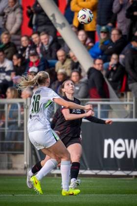 Womens Soccer Bundesliga Bayer 04 Leverkusen VfL Wolgsburg, 19 10 2025 Camilla Küver VfL Wolfsburg, 16 and Caroline Kehrer Bayer 04 Leverkusen, 9 in a duel Bayer 04 Leverkusen VfL Wolgsburg on matchday 7 of the Google Pixel Womens Bundesliga on 19 10 2025 at Ulrich Haberland Stadium in Leverkusen North Rhine-Westphalia DFL REGULATIONS PROHIBIT ANY USE OF PHOTOGRAPHS AS IMAGE SEQUENCES AND OR QUASI VIDEO Copyright: xBEAUTIFULxSPORTS AxelxKohringx