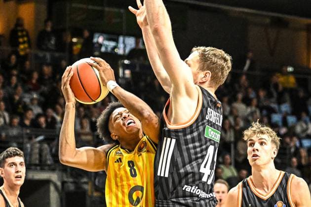 19 10 2025, xlakx, Basketball easyCredit BBL Pokal Round of 16, Alba Berlin Ratiopharm Ulm v l Boogie Ellis Alba Berlin , Christian Sengfelder Ratiophram Ulm sets up for the basket shot Berlin Daniel Lakomski