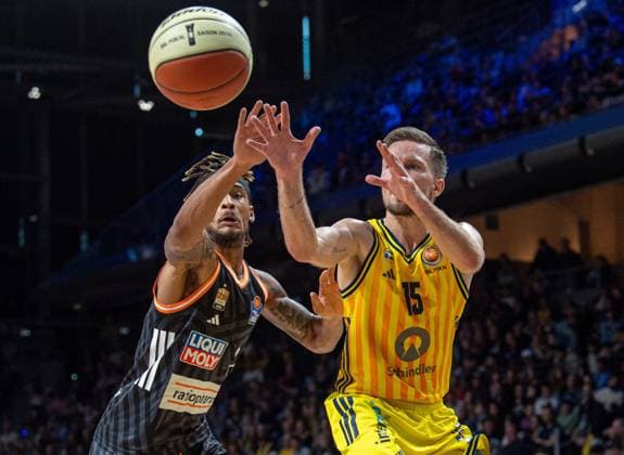 Basketball, Men, Season 2025 2026, BBL Cup Round of 16 , Alba Berlin ratiopharm Ulm, v l Bryce Brown Ulm , Martin Hermannsson Alba , 19 10 2025, Copyright: xSebastianxRäppold MatthiasxKochx