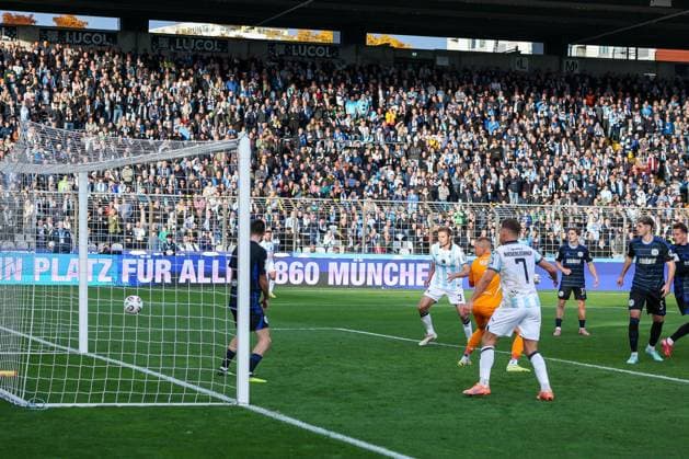 The shot by Sigurd Haugen 22 TSV 1860 Muenchen goes into the goal, Max Braune 1 MSV Duisburg without a chance, TSV 1860 Muenchen vs MSV Duisburg, DFL, Dritte Liga, Saison 2025 2026, Stadion an der Gruenwalder Strasse, Hinrunde, 11 Spieltag, 19 10 2025 DFB regulations prohibit any use of photographs as image sequences and or quasi video Muenchen Bayern Deutschland Copyright: xkolbert-press MartinxAgüerax