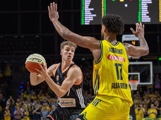 Basketball, Men, Season 2025 2026, BBL Cup Round of 16 , Alba Berlin ratiopharm Ulm, v l Tobias Jensen Ulm , Norris Agbakoko Alba , 19 10 2025, Copyright: xSebastianxRäppold MatthiasxKochx