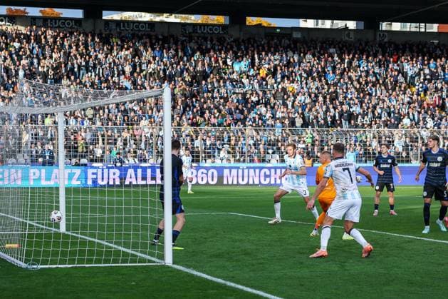 The shot by Sigurd Haugen 22 TSV 1860 Muenchen goes into the goal, Max Braune 1 MSV Duisburg without a chance, TSV 1860 Muenchen vs MSV Duisburg, DFL, Dritte Liga, Saison 2025 2026, Stadion an der Gruenwalder Strasse, Hinrunde, 11 Spieltag, 19 10 2025 DFB regulations prohibit any use of photographs as image sequences and or quasi video Muenchen Bayern Deutschland Copyright: xkolbert-press MartinxAgüerax